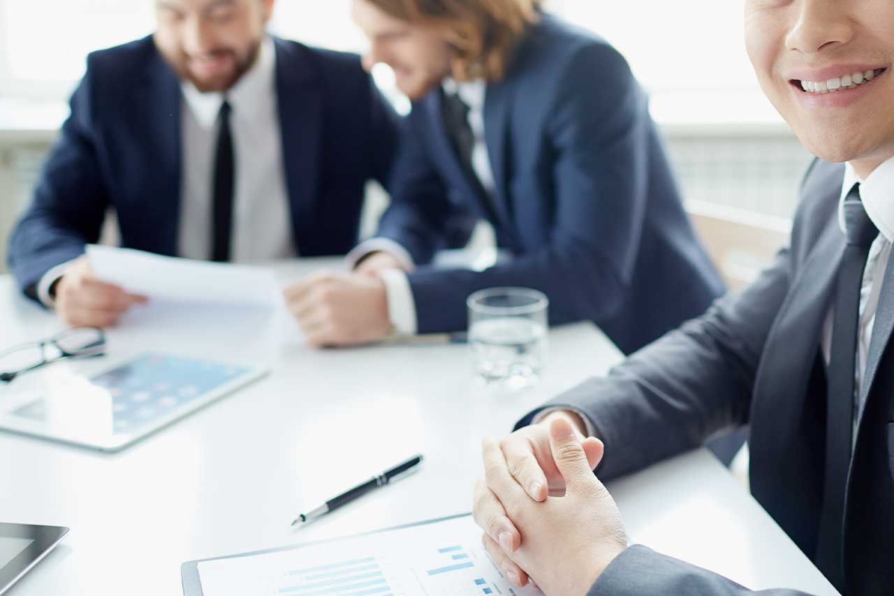 Reunión en una mesa con 3 personas. Abogados internacionales en Madrid para relaciones jurídicas entre España y China