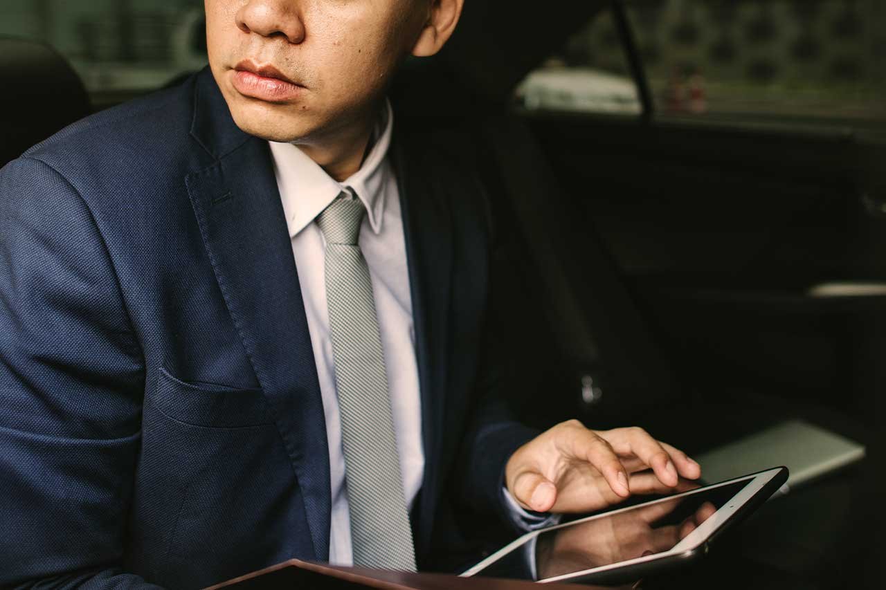 Fotografía de un abogado utilizando una tablet. Abogado penalista en Madrid con atención en chino mandarín